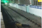 北京地铁乘客晕厥坠轨道