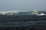 台日船只钓鱼岛海域打水仗