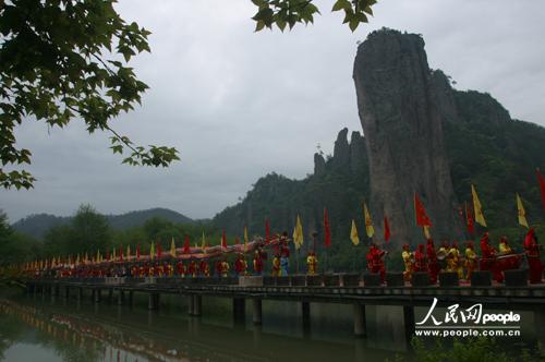 ������s�M�״I�h�m���g�n�b����p�U��ʡA���~�M���`�A�Ѥx�]2013�^�~�M�������������l�⩤�@���a�ն��Ҩ�§�b�����ٵۦW�����ϡX�X�P���Ҥ������ү��t�����|��C�ثe�A���������P�������W�ӰϦ��������l�]�S�O�O���~�ؤH�ع��M�ڰݯ������n���ҡC�۶ǡA���إ��کl���a�ն��Ҩ���󦹡A������p�P�ܻT�l�����M�ӡAĭ�Ѧa���F�q�A�E�b����p�W�m���Ҥ��A�þr�s�ɤѡC�ަa�Ӱ_������p�O�P�����Ϫ��֤ߩM�ЧӡA���F170.8�̡A���ۡ��ѤU�Ĥ@�������A�C     �H�����O��  �足����