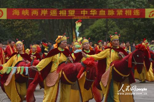 4��4��W�ȡA��a�D��X�X�Ѥx�]2013�^�~�M�������������l�⩤�@���a�ն��Ҩ�§�b�����ٵۦW�����ϡX�X�P���Ҥ������ү��t�����|��C�Ϭ���§���ʫe�����U���t�C   �H�����O��  �足����