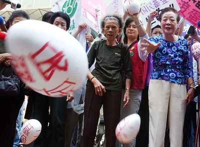 前台籍慰安妇赴“日本交流协会”抗议。（图片来源：台湾“中央社”）