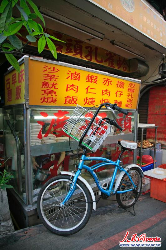 街头小吃摊附近自行车也随处可见 图 苏迪