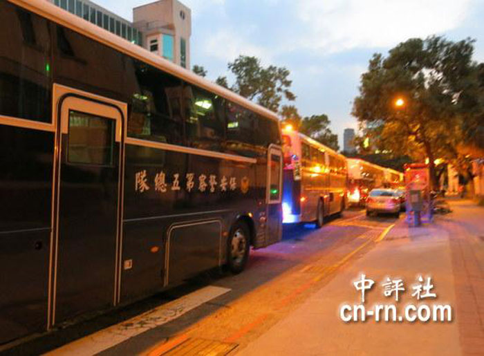 台湾“立法院”外昨晚停满警备车，要来载警察回到各个岗位。(中评社 黄筱筠摄)