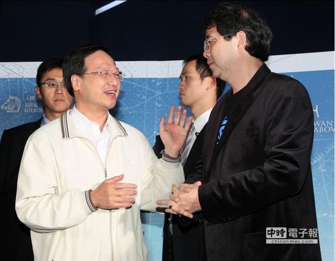 ̨������Ժ���������룬������ϯ��¼Ƭ������̨�塱���