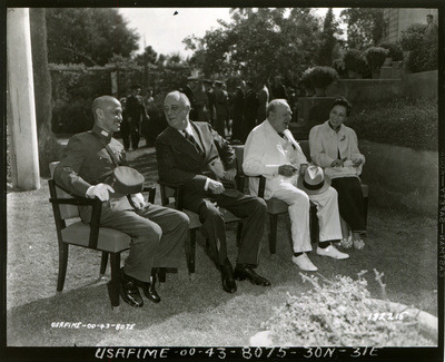 圖為開羅會議期間,於1943年11月25日中午舉行之三國領袖攝影會一景。 (台北“國史館”提供) “中央社”發