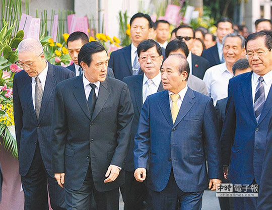 台“立法院长”王金平(右二)大哥王珠庆过世,马英九(左二)吊唁,由王金平陪同步出灵堂。(图片来自台媒)