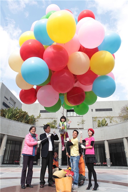 台湾女孩绑上百颗气球升空 上演台版飞屋环游