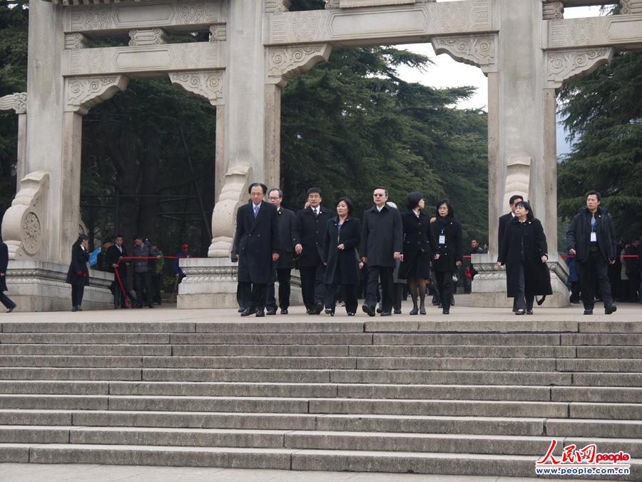 台湾方面大陆委员会负责人王郁琦12日上午拜谒南京中山陵。（人民网-刘洁妍摄）