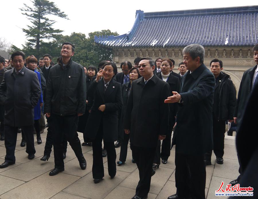 台湾方面大陆委员会负责人王郁琦12日上午拜谒南京中山陵。（人民网-刘洁妍摄）
