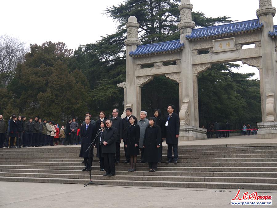 台湾方面大陆委员会负责人王郁琦12日上午拜谒南京中山陵，图为王郁琦在博爱广场发表讲话。（人民网-刘洁妍摄）