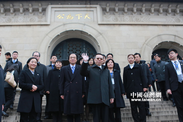 台湾方面大陆委员会负责人王郁琦12日上午拜谒南京中山陵。（图片来自中国台湾网）