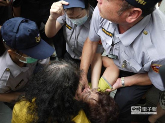 台湾空难死者母亲认尸遭阻