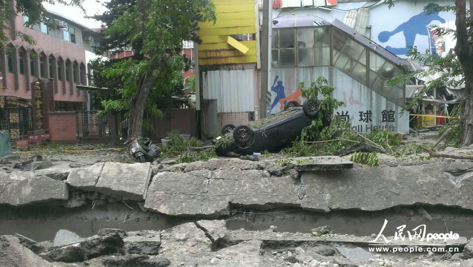 高雄气爆事故之后，路基被炸开，车辆被掀翻（人民网记者吴亚明摄）