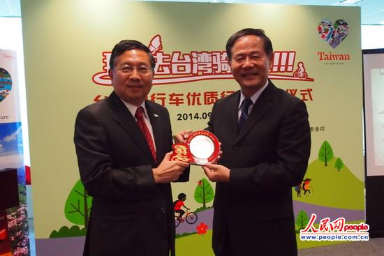 台旅会北京办事处主任杨瑞宗向北京捷安特京商贸有限公司董事长林清发赠送礼品。