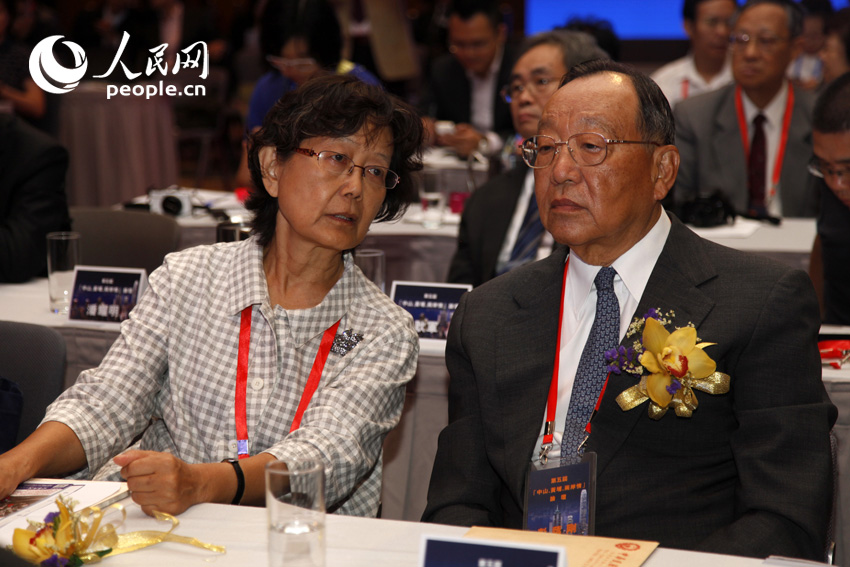 郭沫若之女郭平英(左)与台湾联勤总部上将总司令,中华战略学会理事长