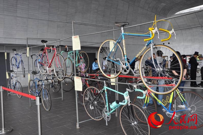 展出的古典自行车。