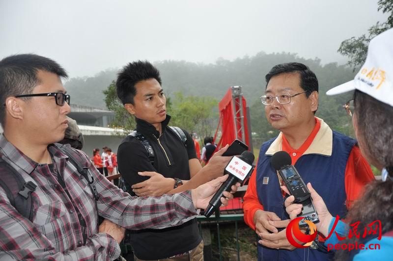 台旅会副会长张锡聪接受记者采访。