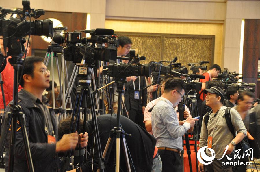 两岸100多家媒体记者已在开幕式现场准备就绪（人民网-李警锐-摄）