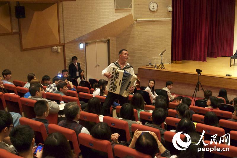 大陆著名演奏家杨帆登台 台湾校园刮企手风琴