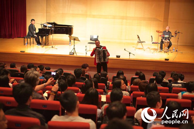 大陆著名演奏家杨帆登台 台湾校园刮企手风琴