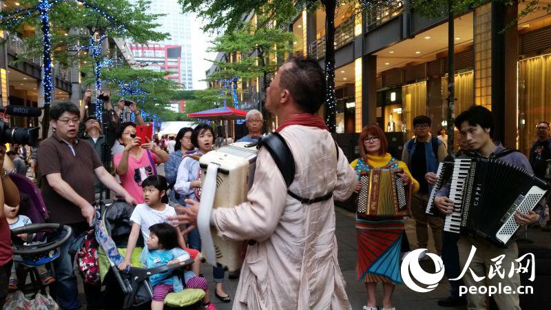 與台北手風琴樂團合作在街頭玩“快閃”。