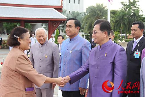 寧賦魁大使同泰國總理巴育等迎接詩琳通公主。人民網記者 楊謳攝