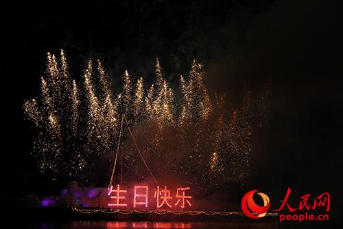 湄南河上燃放的產自中國的焰火。人民網記者 楊謳攝