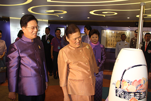 詩琳通公主饒有興趣地觀賞曼谷中國文化中心贈送的中國瓷瓶。人民網記者 楊謳攝