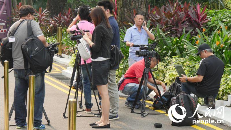兩岸領導人會面將於7日在新加坡舉行。眾媒體己各顯神通，進入繁忙工作狀態。（人民網記者段曉夢、黃瑾攝）