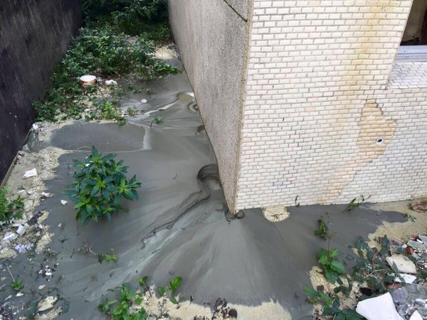 地震后台南市区多处土壤液化 房子下陷墙角喷泥沙--台湾频道--人民网