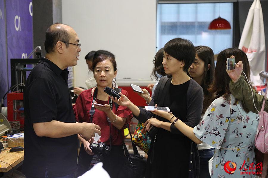 參訪團成員採訪深圳開放創新實驗室創始人李大維