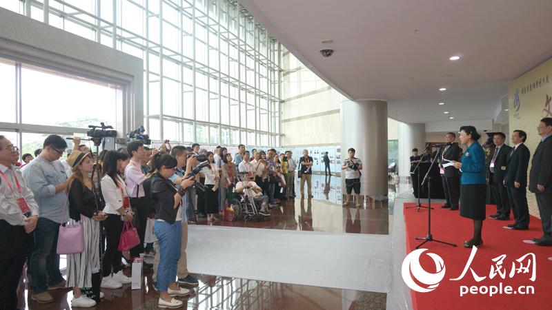 受邀嘉賓和相關媒體參加“文脈流長——科舉制度在台灣”展覽開幕式。（北京市台聯供圖）