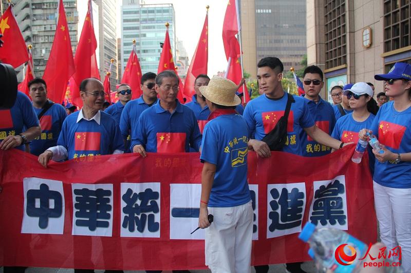 游行隊伍集合。中華統一促進黨總裁張安樂（左二）在游行隊伍中。