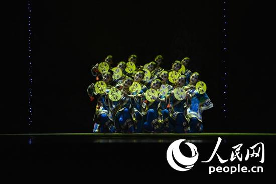 舞蹈《團扇》。