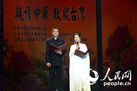 佟凡、王明青朗誦詩歌《尋找》。