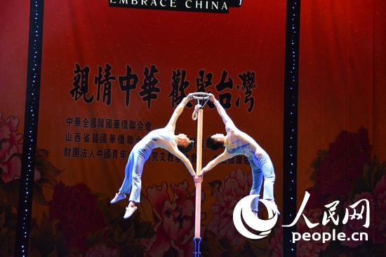 中國鐵路文工團的張冰冰、林琦表演的雜技《高杆》。