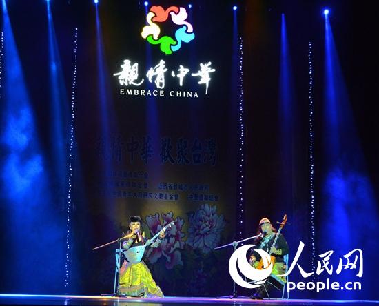 中國鐵路文工團山丹、包連鎖演唱蒙古族歌曲《黑駿馬》。