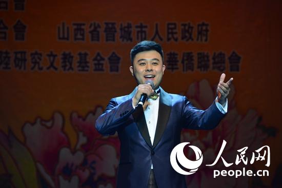 中央民族樂團演員周韡演唱《山歌唱出好兆頭》。