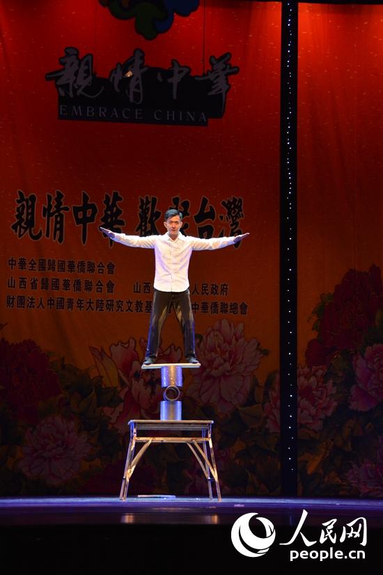 中國鐵路文工團演員王強表演雜技《晃管》。