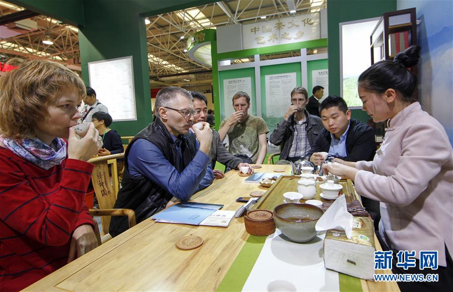 11月15日，來自俄羅斯的客商在第十一屆海峽兩岸茶業博覽會上品茶。