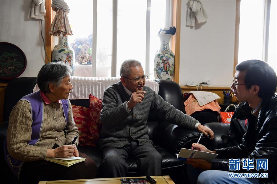 田富達（中）在家中接受記者採訪（11月7日攝）。