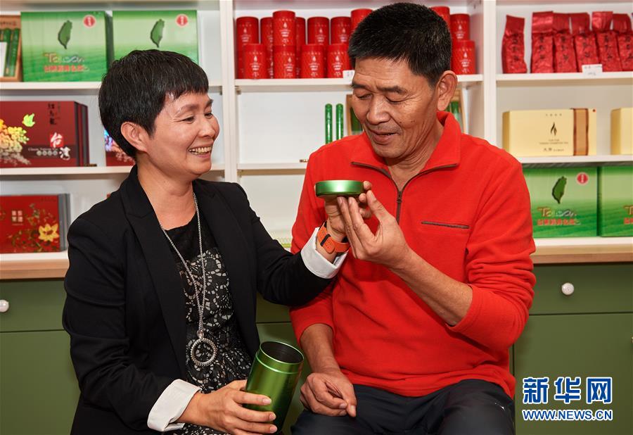 12月5日，陳錫卿（右）和夫人在茶葉店裡挑選茶葉。