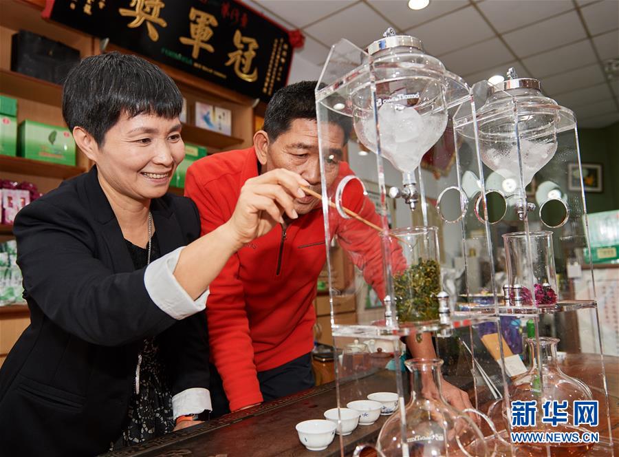12月5日，陳錫卿（右）和夫人在茶葉店裡一同制作最近推出的“冰滴茶”。