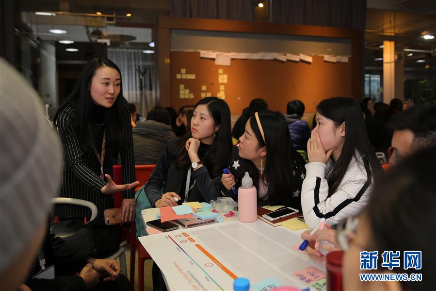 1月6日，在上海同濟大學，參加研習營的學生在工作坊活動中聽取導師的建議與指導。
