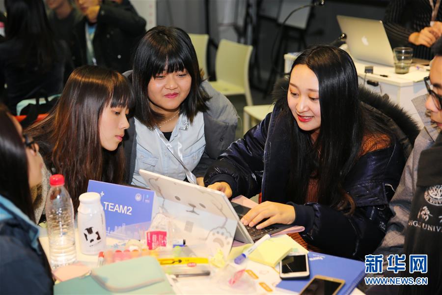 1月6日，在上海同濟大學，參加研習營的學生在工作坊活動中討論小組項目。