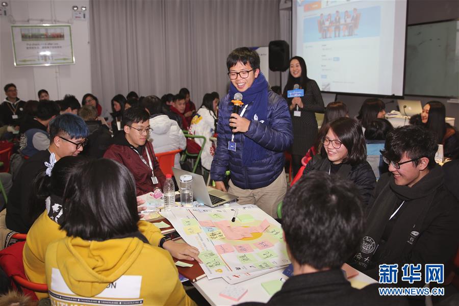 1月6日，在上海同濟大學，一名參加研習營的學生在工作坊活動中介紹自己小組的項目。