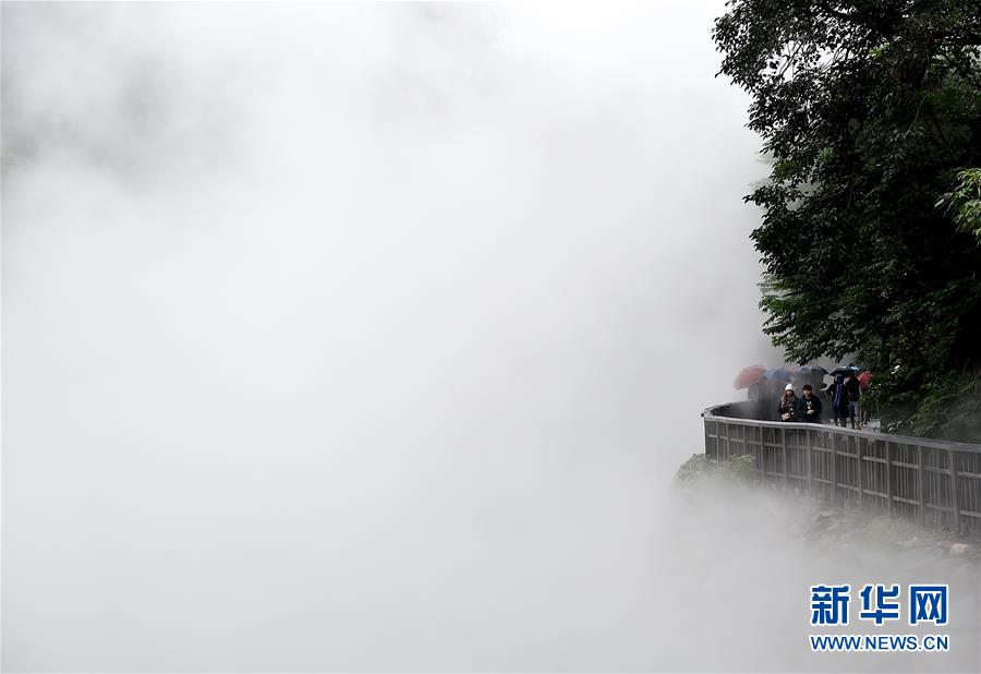1月9日，游客在台北市北投區熱氣騰騰的地熱谷游玩。