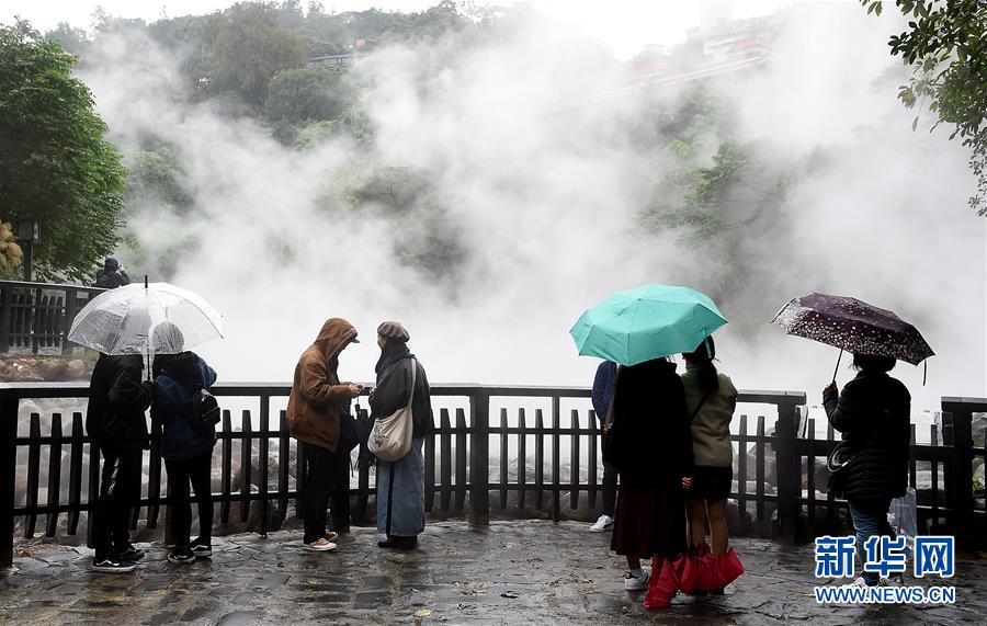 1月9日，游客在台北市北投區熱氣騰騰的地熱谷游玩。