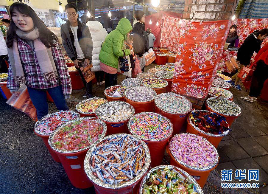 2月5日，市民在迪化街購買糖果。