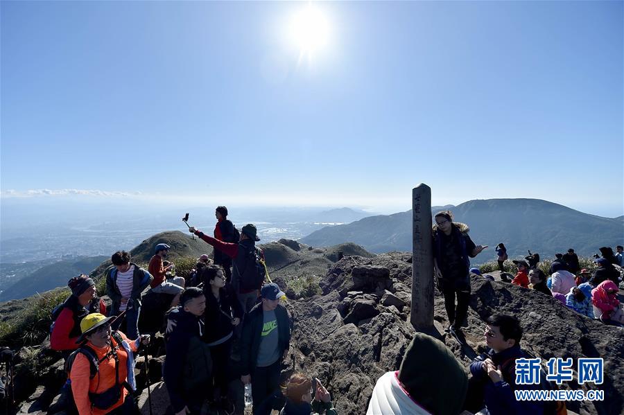 3月10日，游客登上陽明山公園最高峰——七星山主峰。